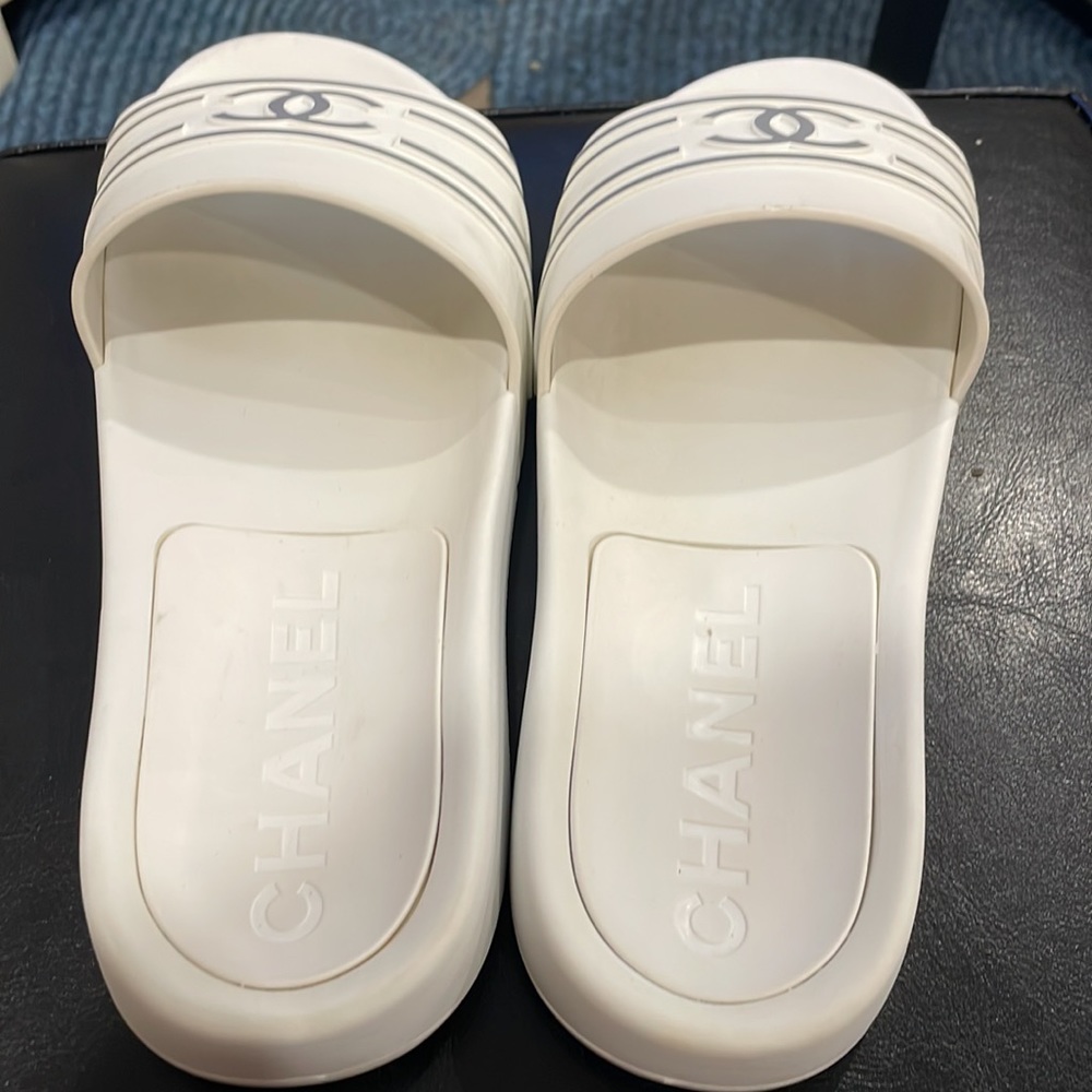 āSOLDāRetail $1000 Authentic CHANEL CC White Silver Pool slides - Picture 7 of 7